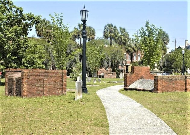 Colonial Park Cemetery Walking Tour in Savannah - Key Points