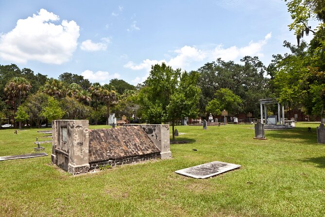 Colonial Park Cemetery Walking Tour in Savannah - Wheelchair Accessibility and Amenities