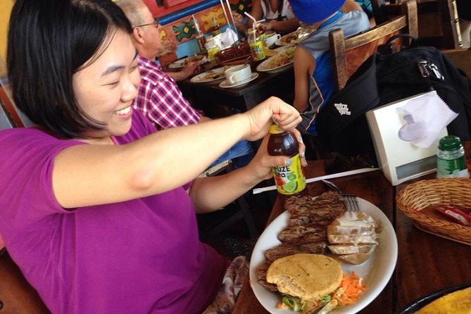 Combo Tour: Christmas Lights and Medellin City Tour Including Traditional Food - Experiencing Traditional Colombian Cuisine