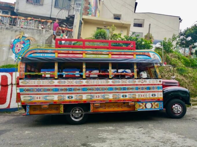 Comuna 13, Fruit & Street Food Tour - Tour Description