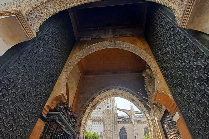 Contrasts of Seville - Exploring Historic Districts