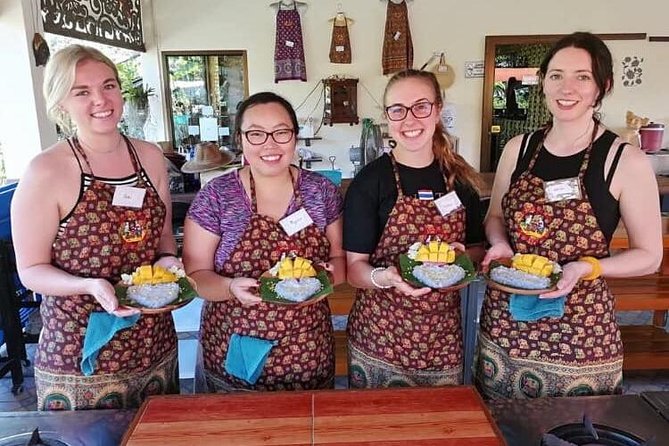 Cooking Evening Class Chiang Mai Visit Organic Garden and Market - Visiting the Local Market