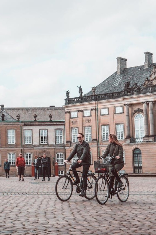 Copenhagen: Christiansborg Palace & Walking Tour in French - Good To Know
