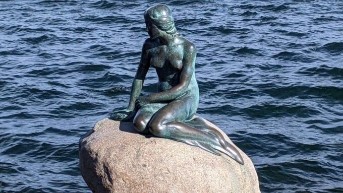 Copenhagen: City Highlights Self-guided Tour - Exploring Copenhagens Iconic Sights