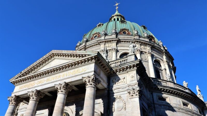 Copenhagen: Guided Walking Tour With a Small Group in French - Discover Copenhagens Highlights