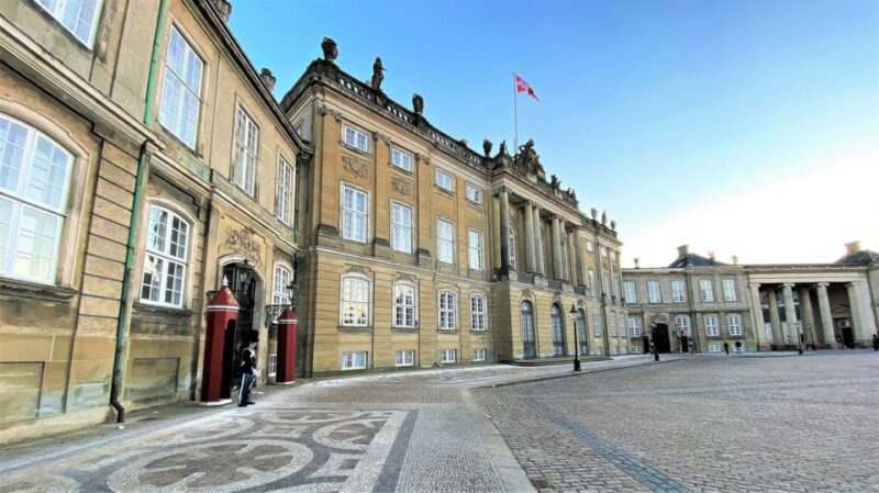 Copenhagen: Public 2-Hour Guided Walking Tour in French - Group Size and Duration