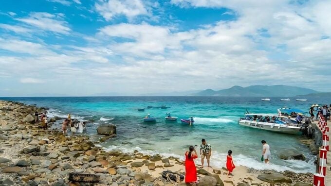 Coral Reef Snorkeling and a Floating Bar Party in Nha Trang - Relaxation and Entertainment