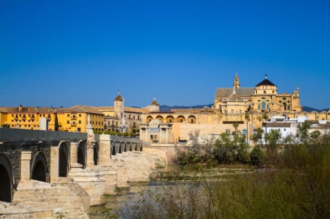 Córdoba: Alcázar and Jewish Quarter 2-Hour Guided Tour - Visiting the Alcázar Gardens