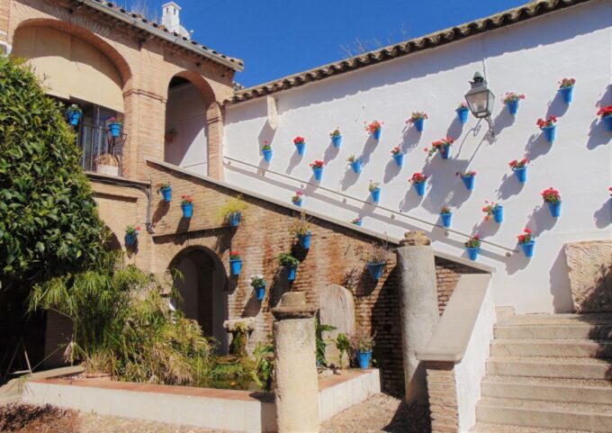 Córdoba: Alcázar and Jewish Quarter 2-Hour Guided Tour - Discovering Roman Artifacts