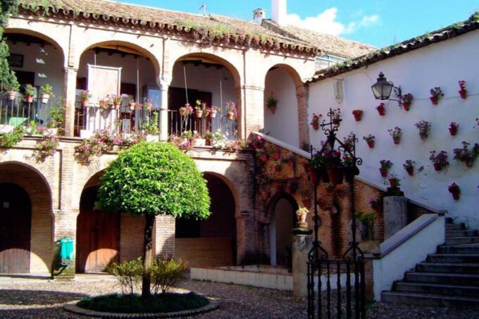 Cordoba Highlights Full-Day Tour From Granada - Visiting the Alcazar of Cordoba
