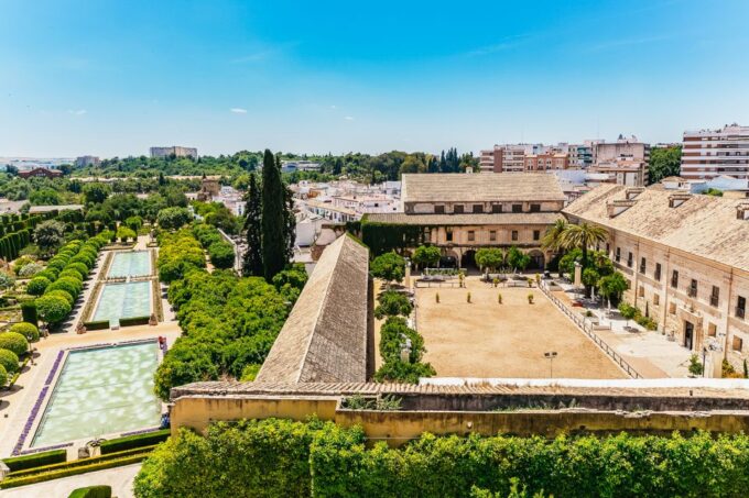 Córdoba: Jewish Quarter, Synagogue, Mosque, and Alcázar Tour - Discovering the Alcazar