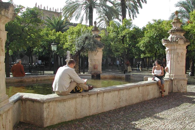 Cordoba Mosque & Jewish Quarter Guided Tour With Tickets - Visiting the Marketplace