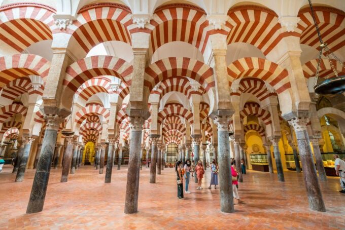 Córdoba: Mosque, Jewish Quarter & Synagogue Tour With Ticket - Exploring the Mosque-Cathedral