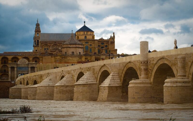 Cordoba: Private Guided Walking Tour - Walk Across the Roman Bridge
