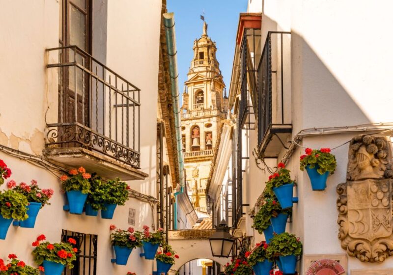 Córdoba: Scavenger Hunt and City Highlights Walking Tour - Key Points