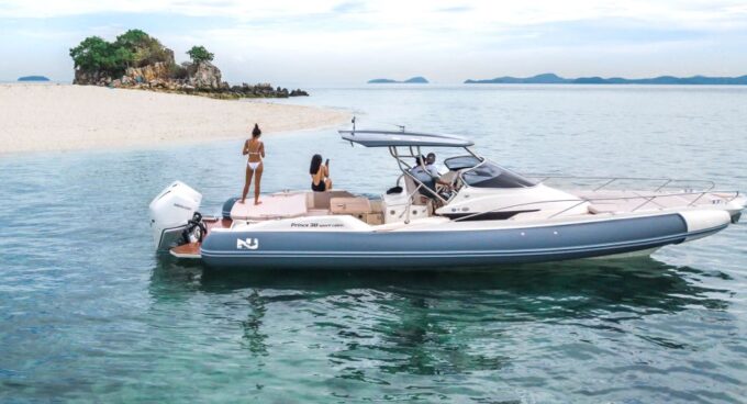 Corralejo: Speedboat Cruise to Beaches With Fruit and Drinks - Natural Pools and Beaches