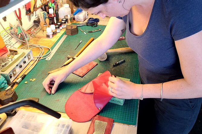 Creation of Personalized Leather Wallet in Arbonne - Artisan Expertise