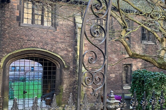 Creepy Cambridge - Cambridges Most Entertaining Ghost Walk - Exploring the Haunted Market Square