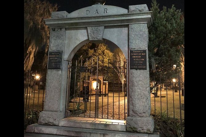 Creepy Crawl Night-Time Haunted Pub Walking Tour of Savannahs Historic District - Capturing Supernatural Moments on Tour