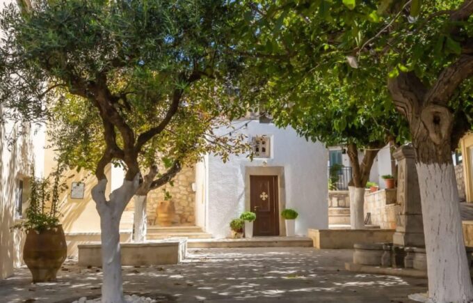 Crete: Knossos Palace and Archanes With Wine Tasting Tour - Archanes Village