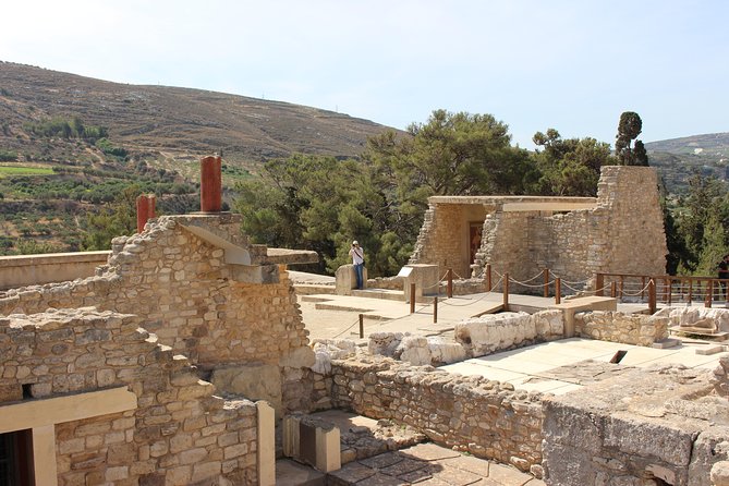 Crete Minoan Discovery Tour With Knossos Palace, Heraklion, and Live Dance Show - Learning Cretes Fascinating History