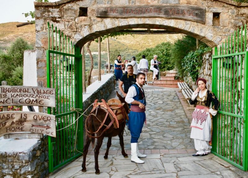 Crete: Traditional Cretan Night: Live Show and Dinner - Highlights