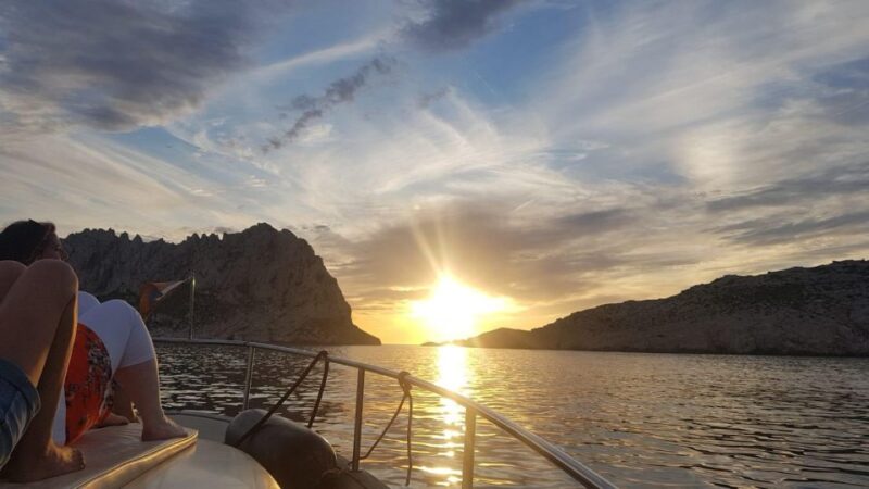 Cruise, Coffee and Swimming in the Calanques of Frioul - Boat Options and Capacity