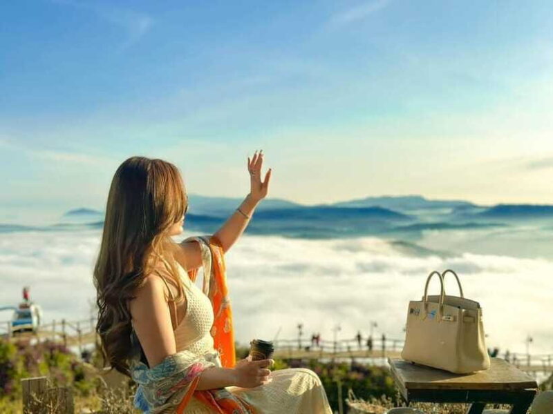 Da Lat: CLOUD HUNTING AND THE GLOW OF DAWN TOUR - High-tech Strawberry Farm