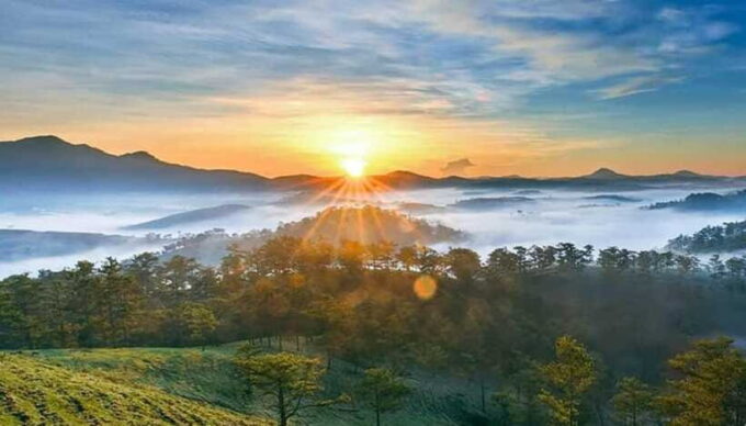 Da Lat: CLOUD HUNTING AND THE GLOW OF DAWN TOUR - Loi Cua Gio Homestay