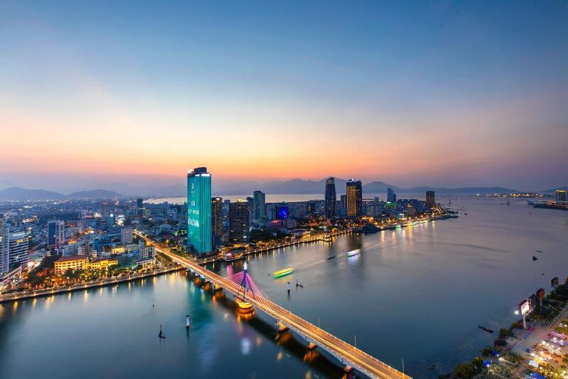 Da Nang: 3.5-Hour Food Tour by Motorbike With Driver - Seafood Street Adventure