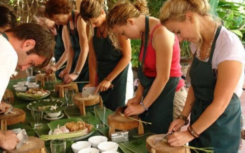 Da Nang: Cooking Class and Tasting Pho With Local Girl - Authentic Vietnamese Cuisine and Pho