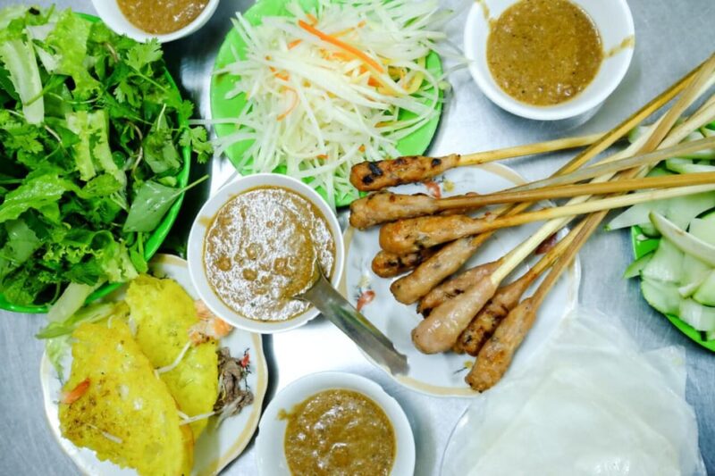 Da Nang: Foodie Tour & Sightseeing by Night With Lady Rider - Experience and Interaction
