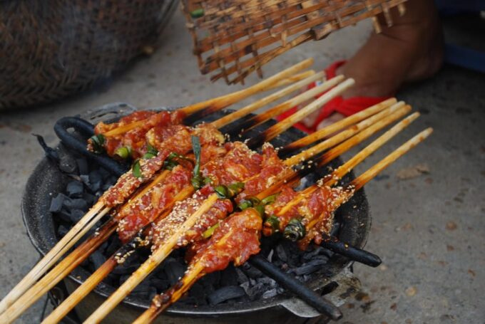 Da Nang: Hidden Street Food by Walking Tour With Local Lady - Group Type