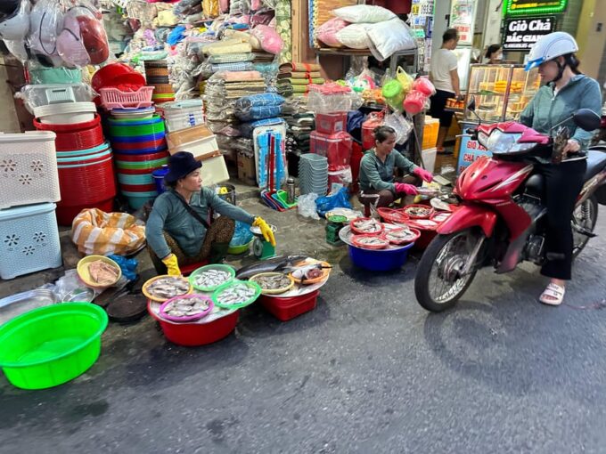 Da Nang: Street Food Evening Tour by Motorbike - Booking and Cancellation