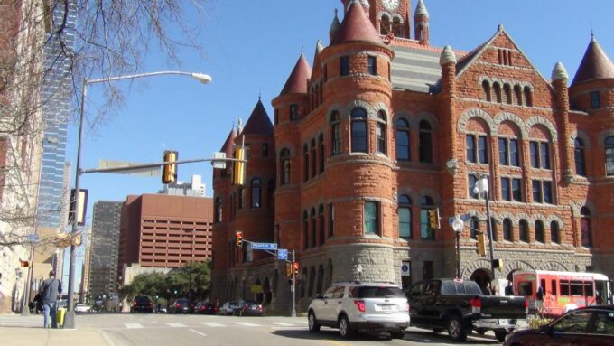 Dallas: Welcome to Dallas 3-Hour Small Group Tour by Van - Kennedy Memorial and Dealey Plaza