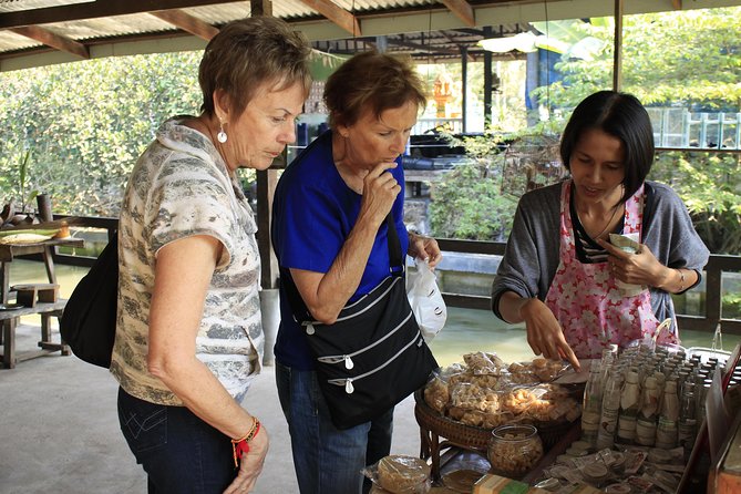 Damnoen Saduak Floating Market Small Group Tour - Discovering Tropical Fruits and Delicacies