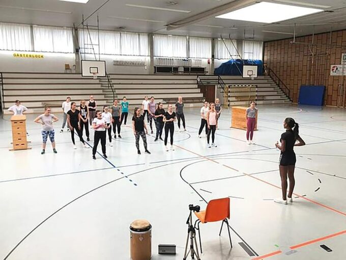 Dance to the Samba Rhythm: 1-Hour Lesson With a Samba Dancer - Experienced Samba Teachers Guidance