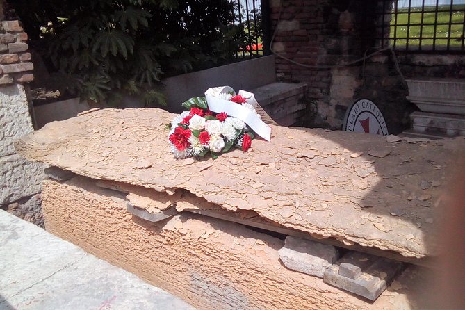Dark Historical Verona Walking Tour - Courtyard-Cemetery Exploration