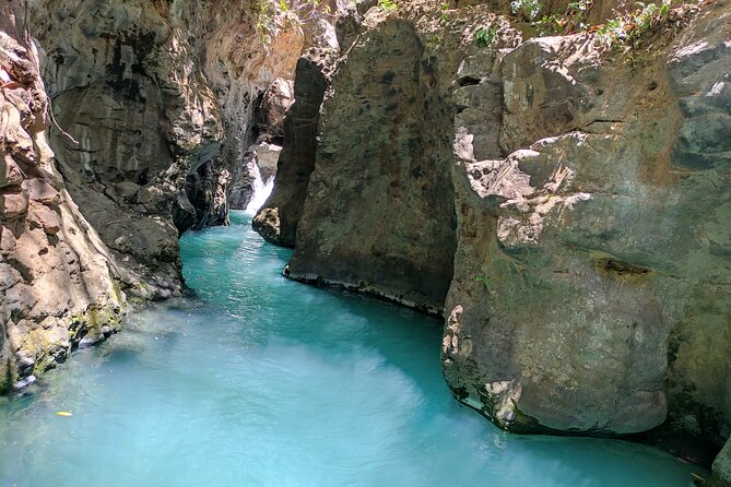 Day of 3 Mysterious Waterfalls - Meeting and Pickup