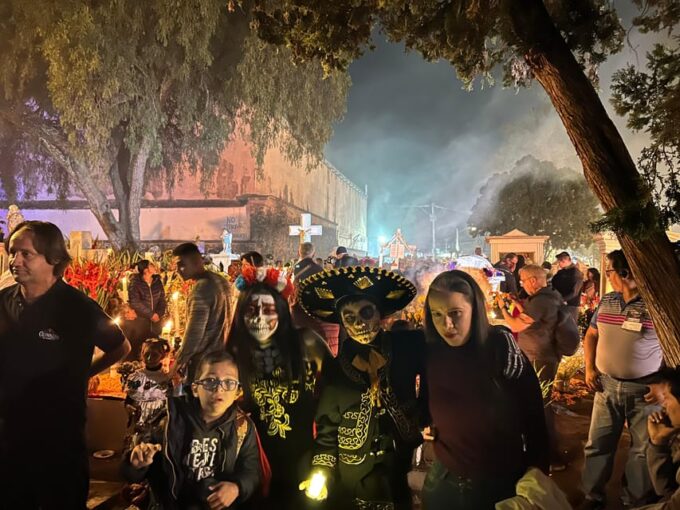 Day of the Dead in Mixquic, Town, Pantheon, Houses & Altars. - Transportation