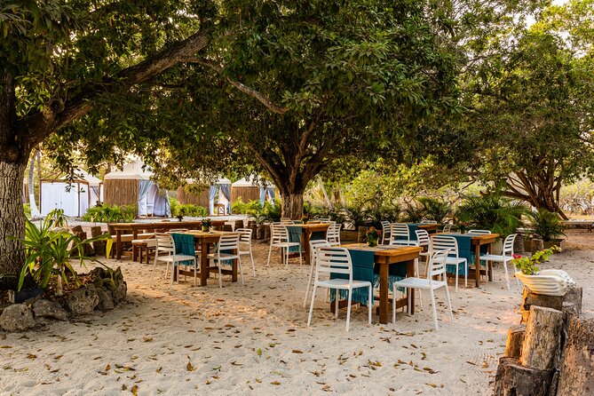 Day Tour Isla Del Encanto in Barú and Rosario Islands - Meeting and Pickup Information