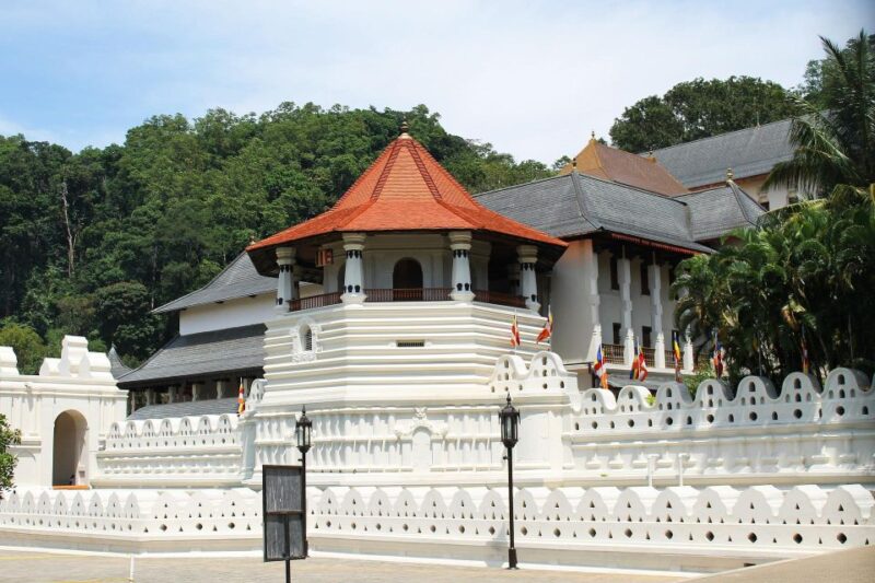 Day Tour of Kandy by Tuktuk With Free Lunch and Entry - Experience and Activities