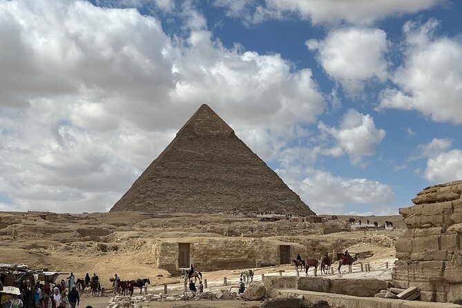 Day Tour to Giza Pyramids and Sphinx With Food Included - Dining Experience