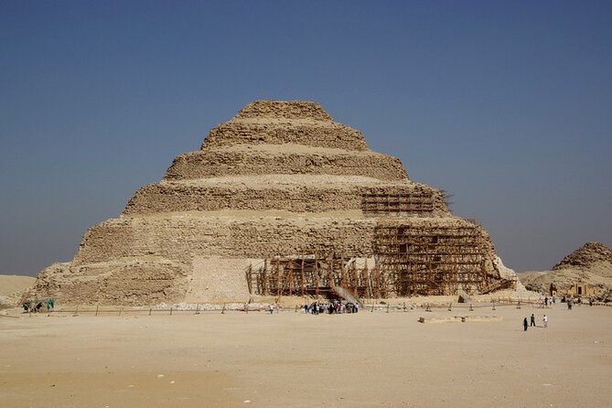 Day Tour to Giza Pyramids, Memphis & Sakkara - Exploring Giza Pyramids
