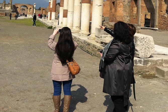 Day Trip From Rome to Pompeii and Mt Vesuvios - Touring Pompeii
