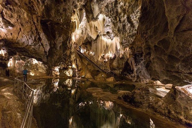 Day Trip From Sevilla to Aracena and La Gruta De Las Maravillas - Accessibility and Dress Code