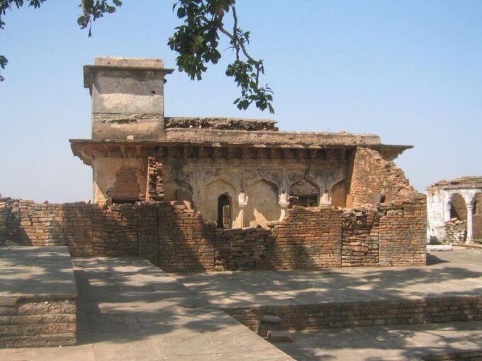 Day Trip to Mastani Mahal &Ajaigarh Fort Tour From Khajuraho - Duration and Language