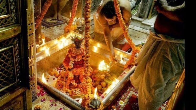 Day Trip to Varanasi Have a Fun Day With Family at Varanasi - Transportation and Group Size