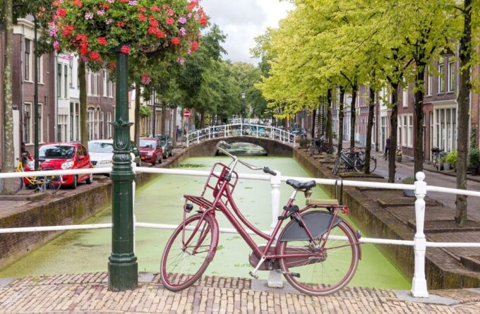 Delft: Historical Walking Audio Tour on Your Phone (ENG) - Exploring Delfts Iconic Sights