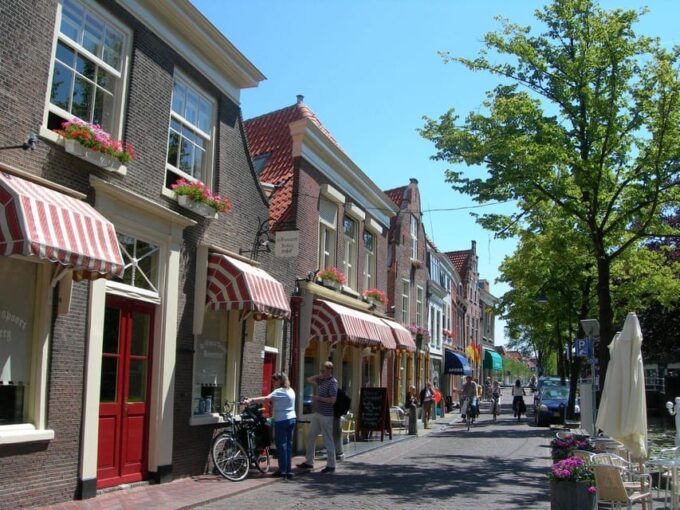 Delft: Historical Walking Audio Tour on Your Phone (ENG) - Discovering Blue Pottery and Leaning Towers